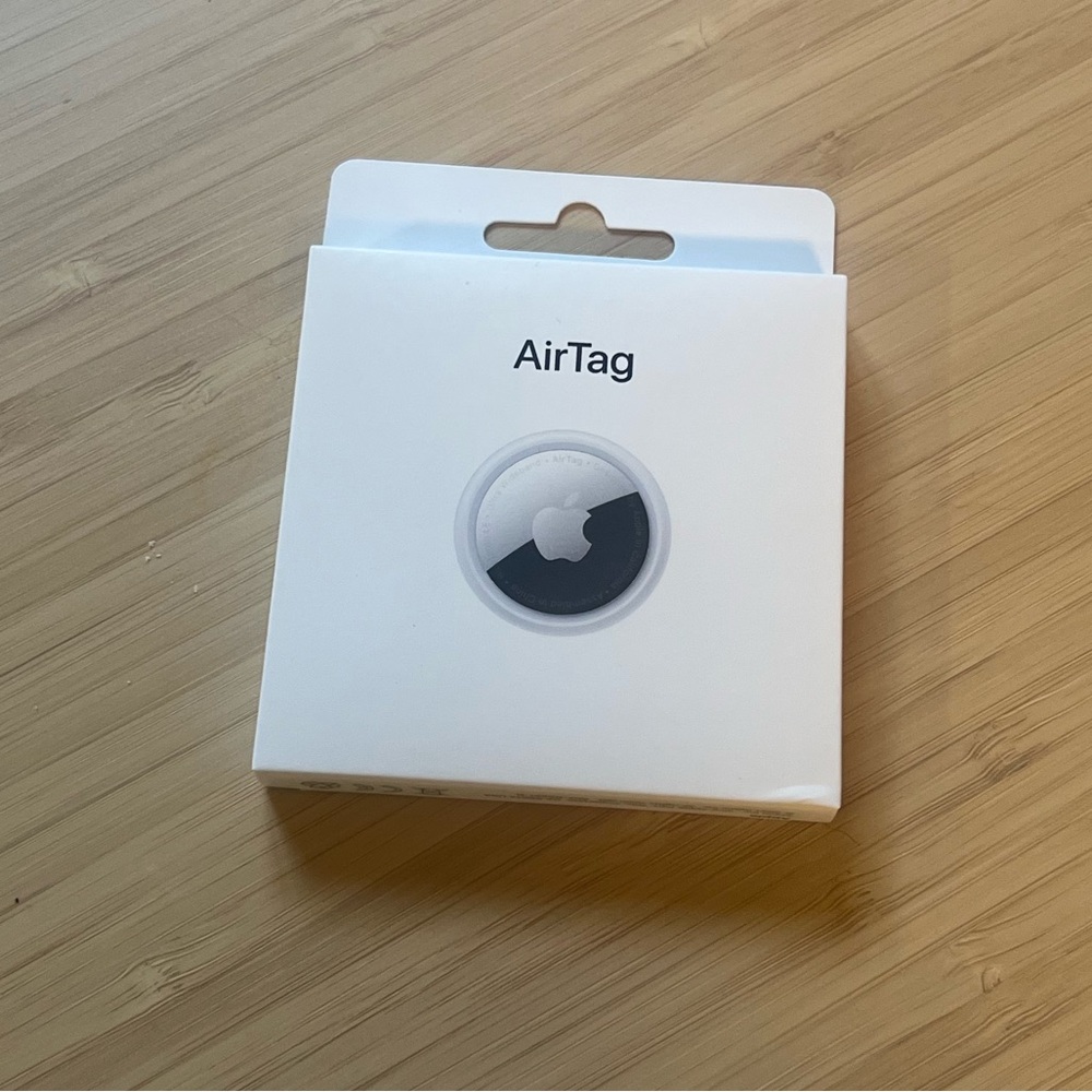 Apple AirTag in Sleek Silver and White - Picture 6 of 7
